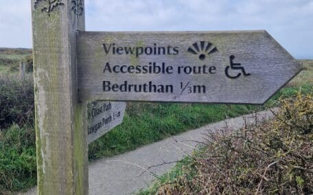 Well sign posted trails at Bedruthan Steps
